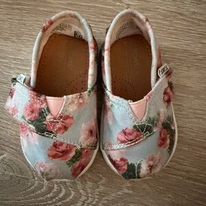 Tom’s floral Alpargata toddler slip on shoes